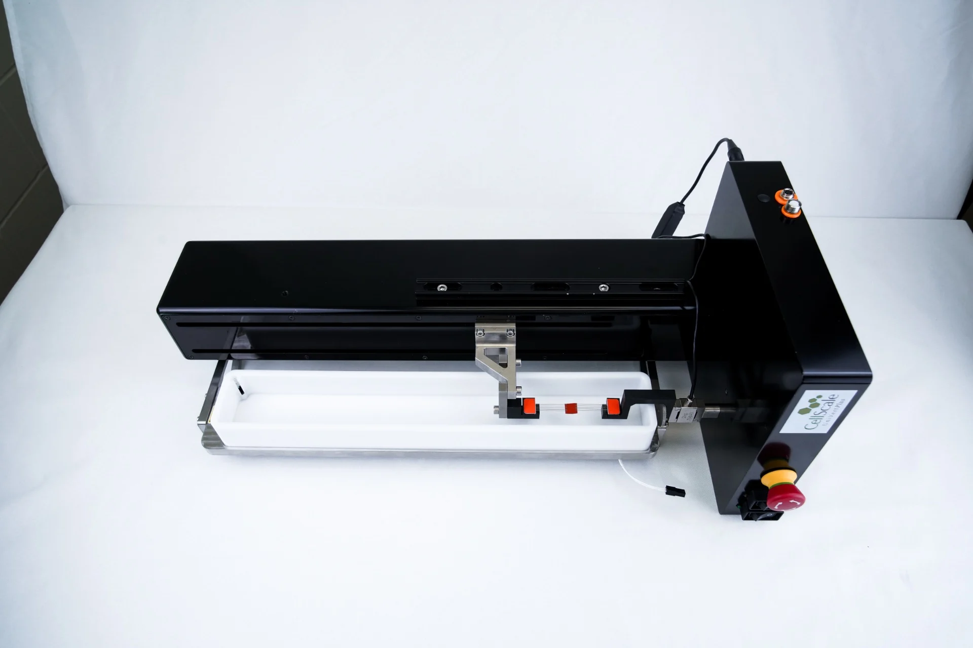 A UniVert in horizontal orientation with BioRakes setup in a media bath