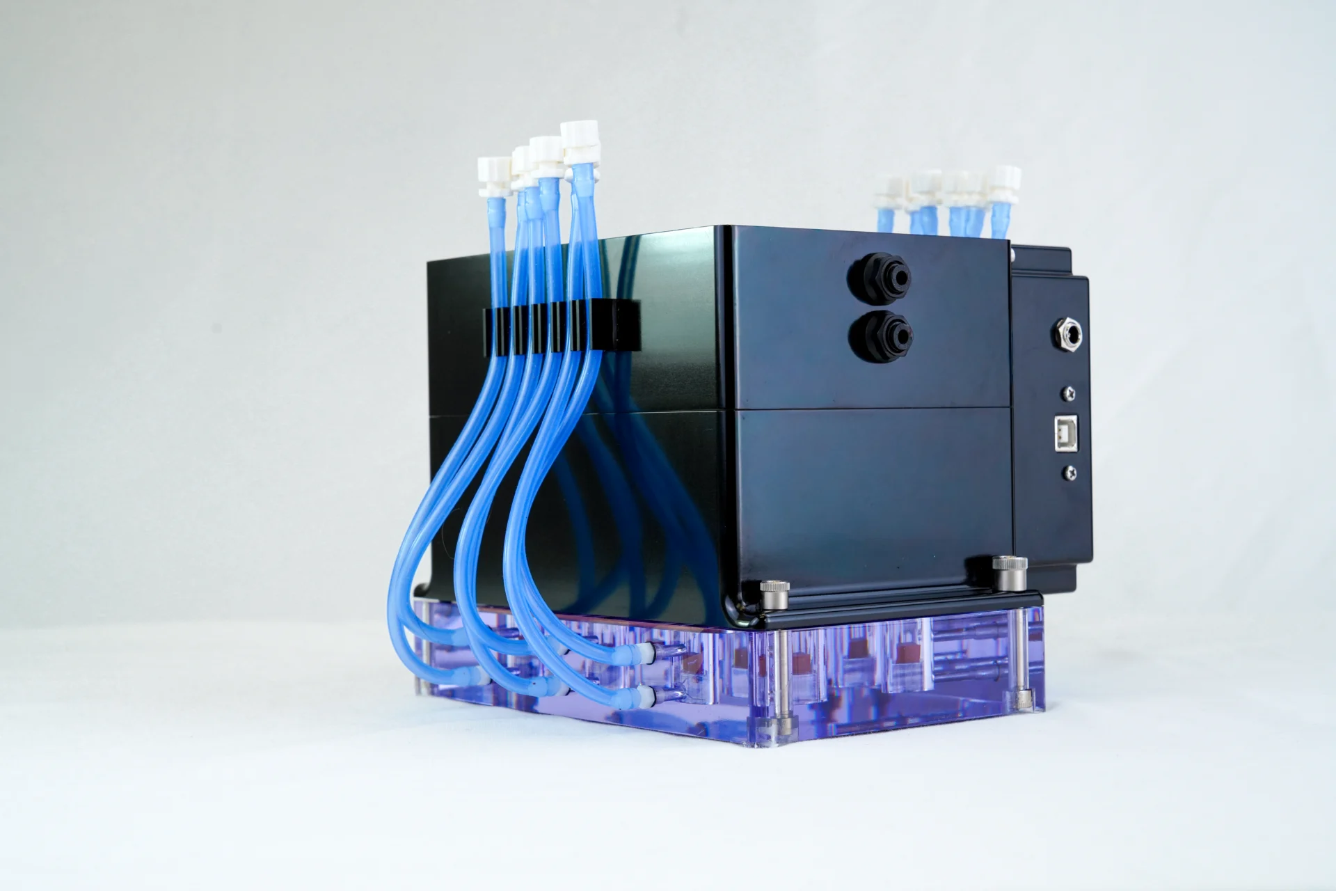 The MCTX setup with perfusion plate and tubes