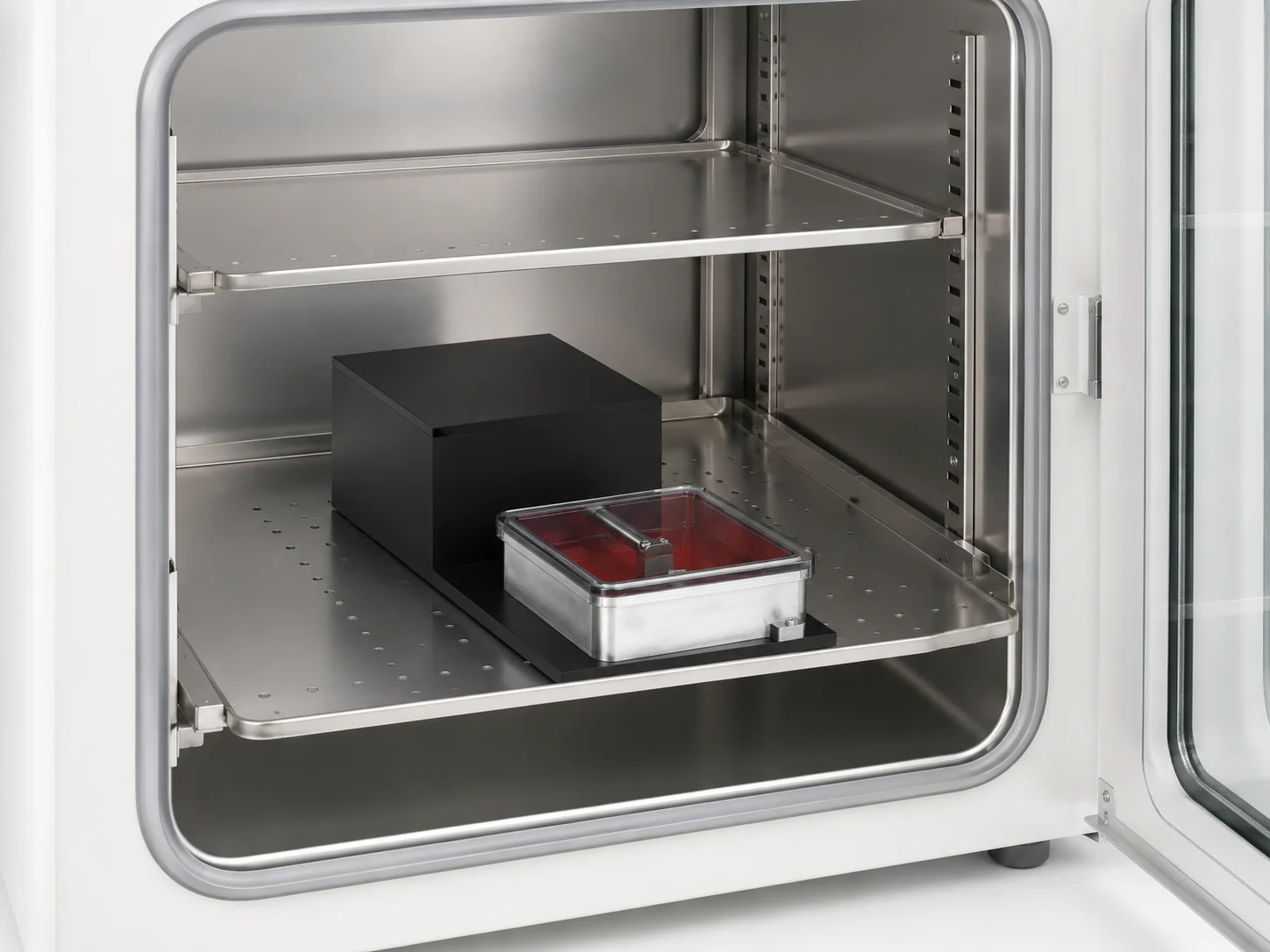 The MCT6 bioreactor setup in an incubator